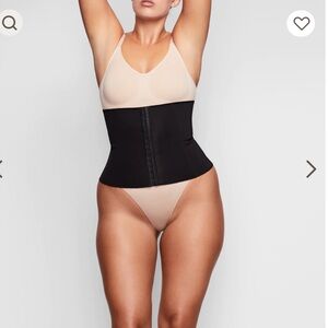 Skims Waist Trainer in onyx XL